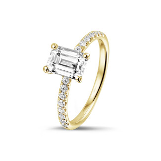 Engagement - 1.00 carat solitaire ring with an emerald cut diamond in yellow gold with side diamonds