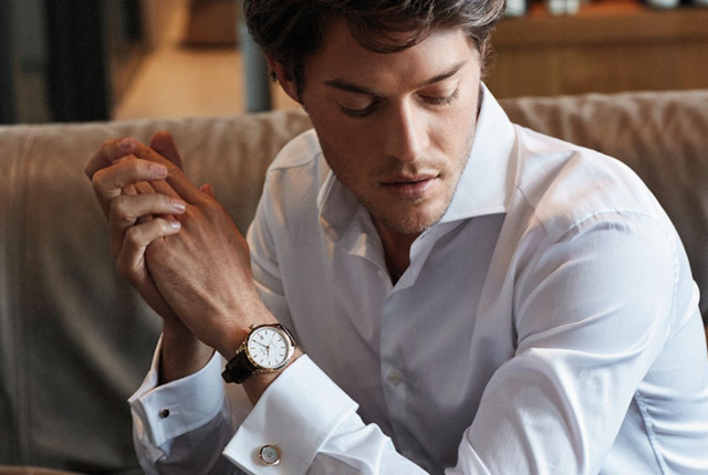 Man wearing a rose gold dress watch with a white dial and brown leather strap Do you appreciate craftsmanship and are you on the lookout for a timeless men's watch that can be worn on any occasion? Then a BAUNAT watch is your perfect choice.