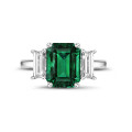 Trilogy ring in white gold with an emerald and baguette cut diamonds