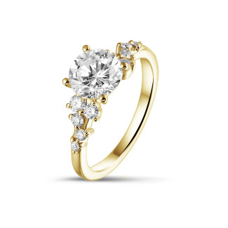 Engagement - 1.00 carat solitaire cluster ring in yellow gold with a round diamond