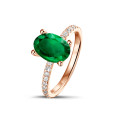 Ring in red gold with oval emerald and side diamonds