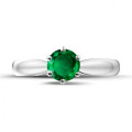 Solitaire ring in white gold with a round emerald