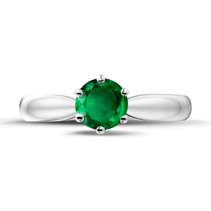 Solitaire ring in white gold with a round emerald