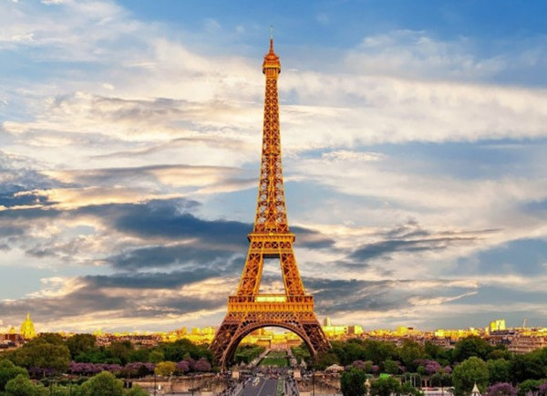 The Eifell Tower in Paris, the perfect location to propose and purchase an engagement ring