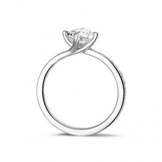 Engagement - 1.00 carat solitaire diamond ring in white gold with side diamonds