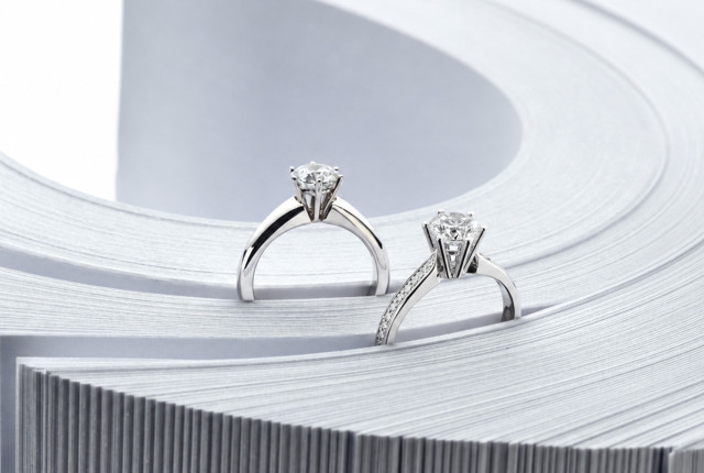 One collection banner diamond rings