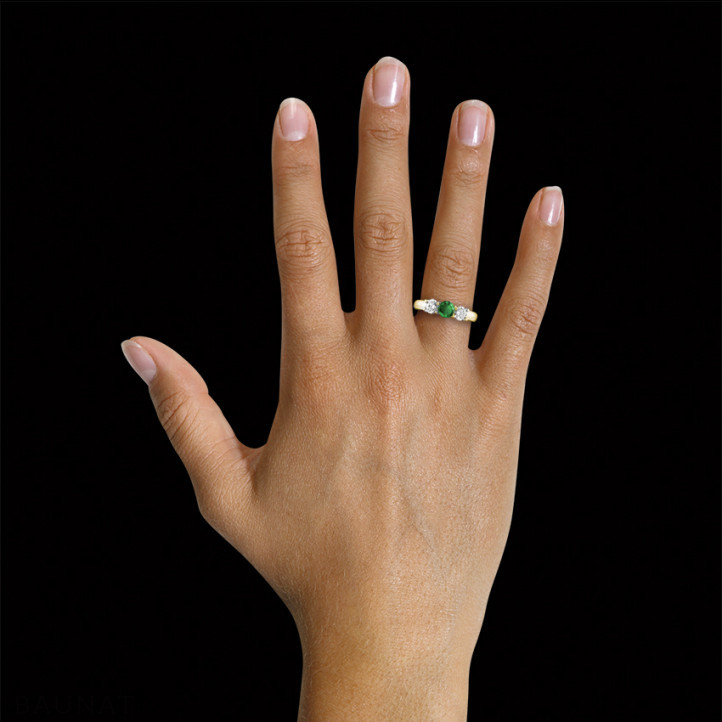 Trilogy ring in yellow gold with a central emerald and 2 round diamonds