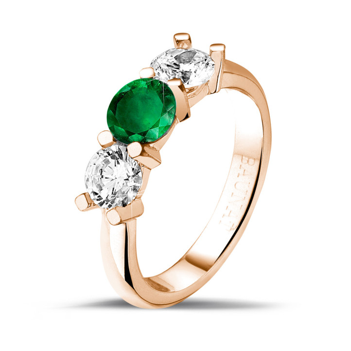 Trilogy ring in red gold with a central emerald and 2 round diamonds