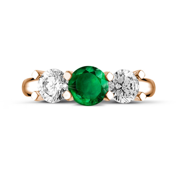 Trilogy ring in red gold with a central emerald and 2 round diamonds