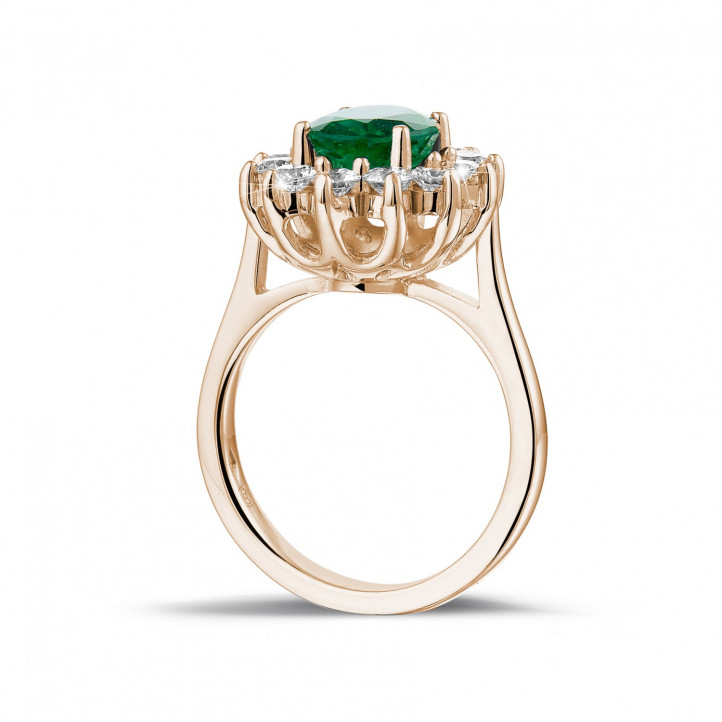 Entourage ring in red gold with an oval emerald and round diamonds