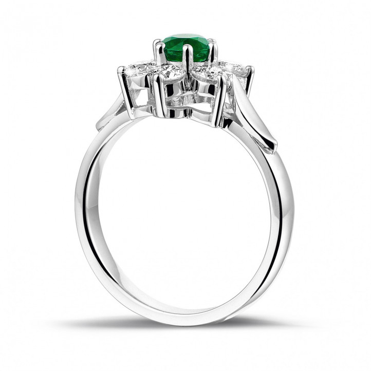 Flower ring in platinum with a round emerald and side diamonds