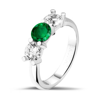 Engagement - Trilogy ring in platinum with a central emerald and 2 round diamonds