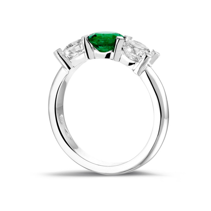 Trilogy ring in platinum with a central emerald and 2 round diamonds