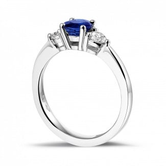 Engagement - Trilogy ring in white gold with a central sapphire and 2 round diamonds