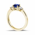 Trilogy ring in yellow gold with a central sapphire and 2 round diamonds