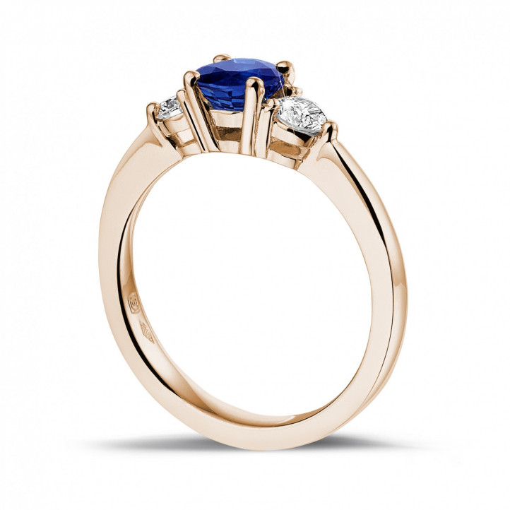 Trilogy ring in red gold with a central sapphire and 2 round diamonds