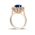 Entourage ring in red gold with an oval sapphire and round diamonds