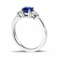 Trilogy ring in platinum with a central sapphire and 2 round diamonds