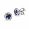 Diamond halo earrings in white gold with sapphire