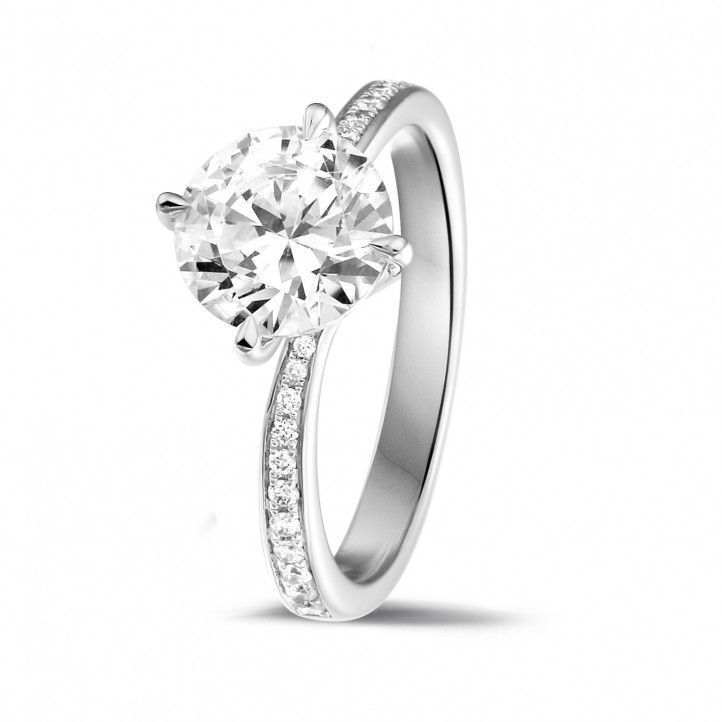 2.00 carat solitaire diamond ring in platinum with side diamonds