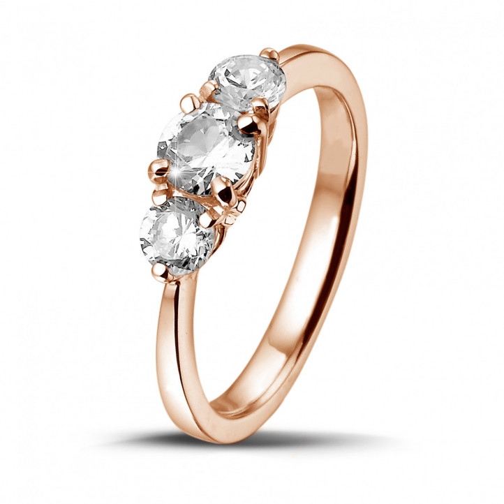 0.95 carat trilogy ring in red gold with round diamonds