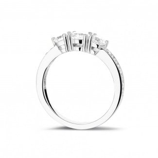 Engagement - 1.10 carat trilogy ring in white gold with side diamonds