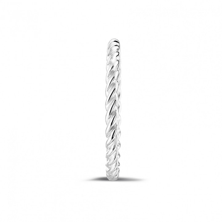 Stackable twisted ring in white gold