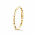 Stackable twisted ring in yellow gold
