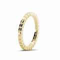 Stackable chequered ring in yellow gold