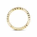 Stackable chequered ring in yellow gold