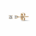 0.30 carat classic diamond earrings in red gold with four prongs