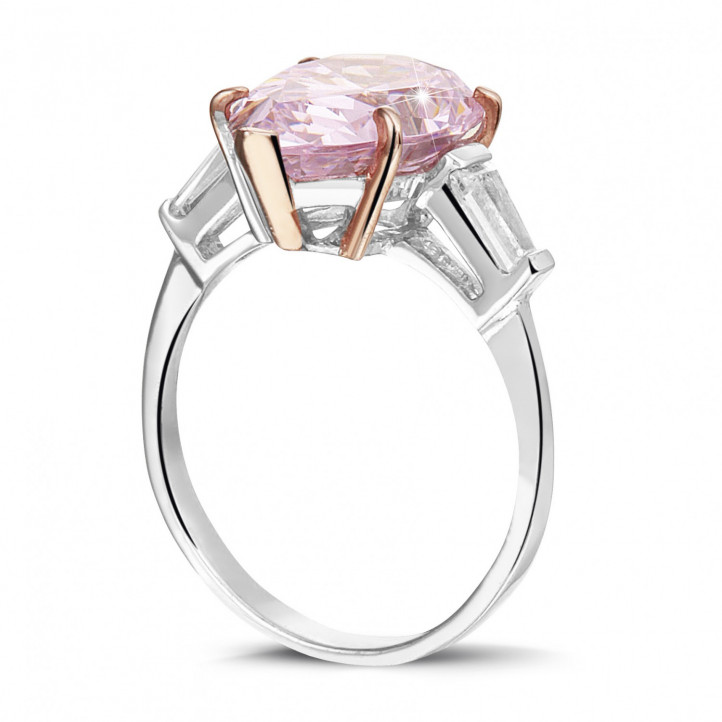 Ring in white gold with ‘fancy pink‘ pear shaped diamond and  taper cut diamonds