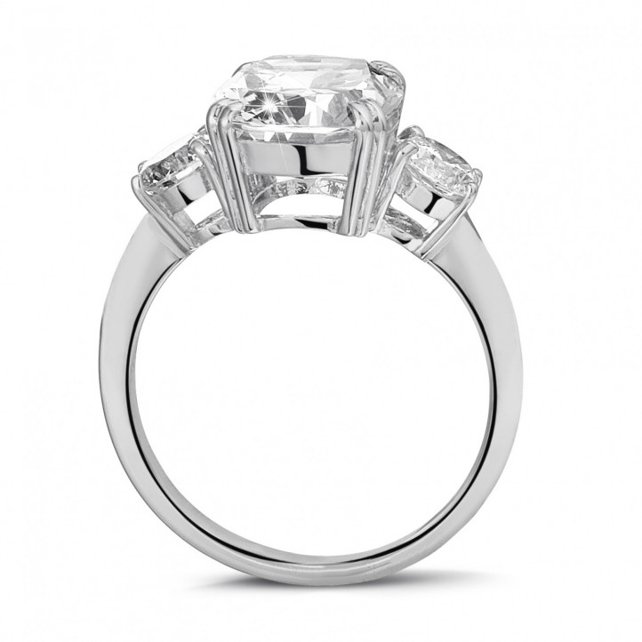 Ring in white gold with cushion diamond and round diamonds