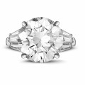Ring in white gold with round diamond and taper cut diamonds