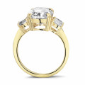 Ring in yellow gold with cushion diamond and round diamonds