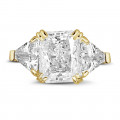Ring in yellow gold with radiant diamond and triangle diamonds