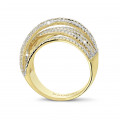 1.50 carat ring in yellow gold with round and baguette diamonds
