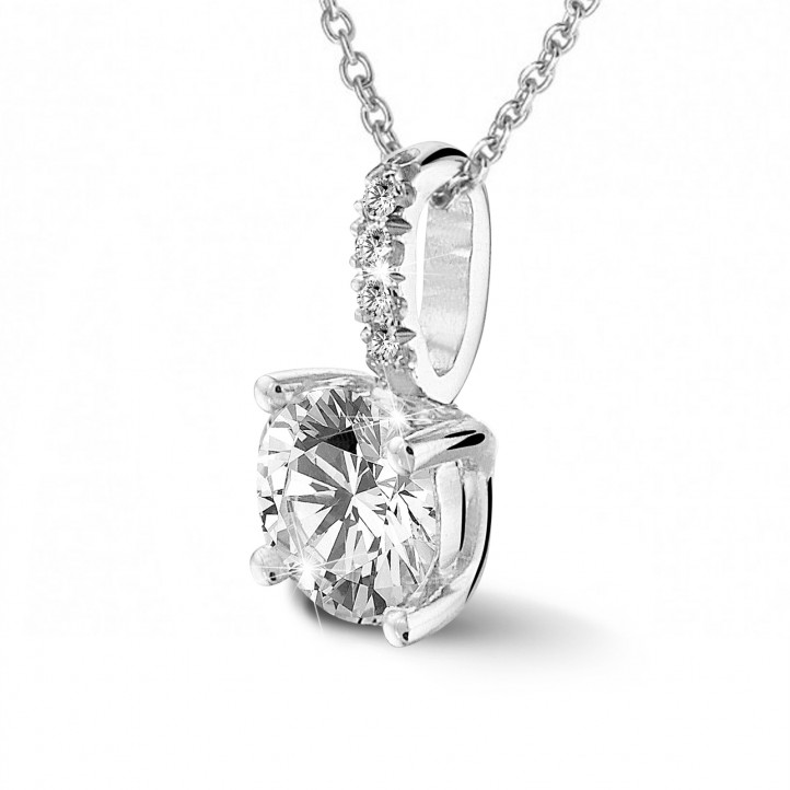 0.50 carat solitaire pendant in white gold with four prongs and round diamonds