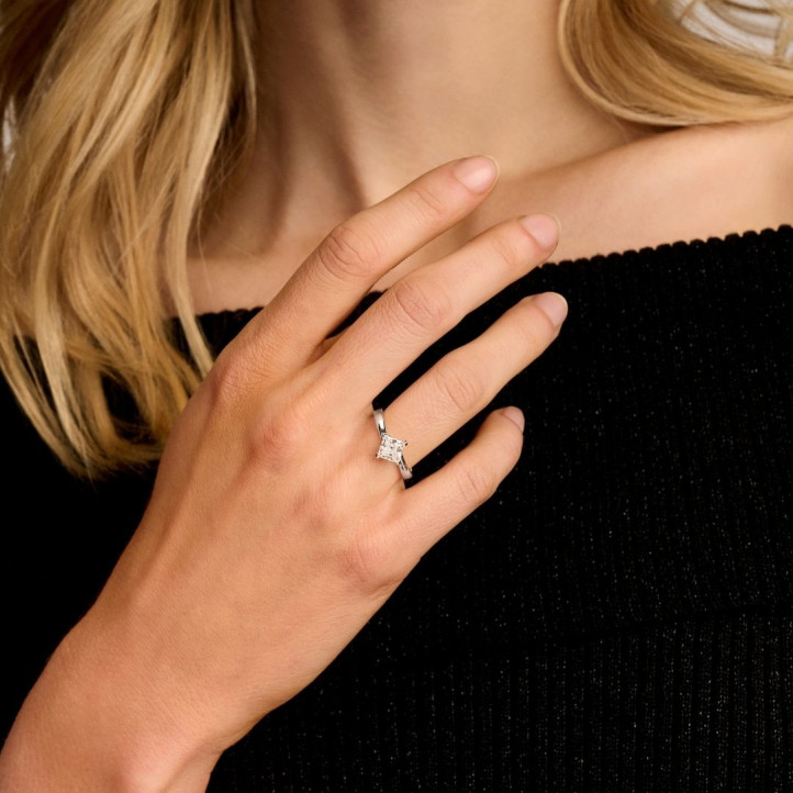 1.00 carat solitaire ring in white gold with princess diamond