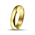 Wedding ring with a domed surface of 5.00 mm in yellow gold