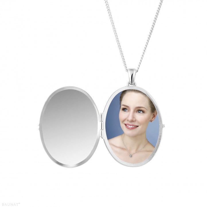 1.70 carat design medallion with small round diamonds in white gold