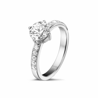 Anillo solitario - 1.00 quilates anillo solitario diamante de oro blanco con diamantes en los lados