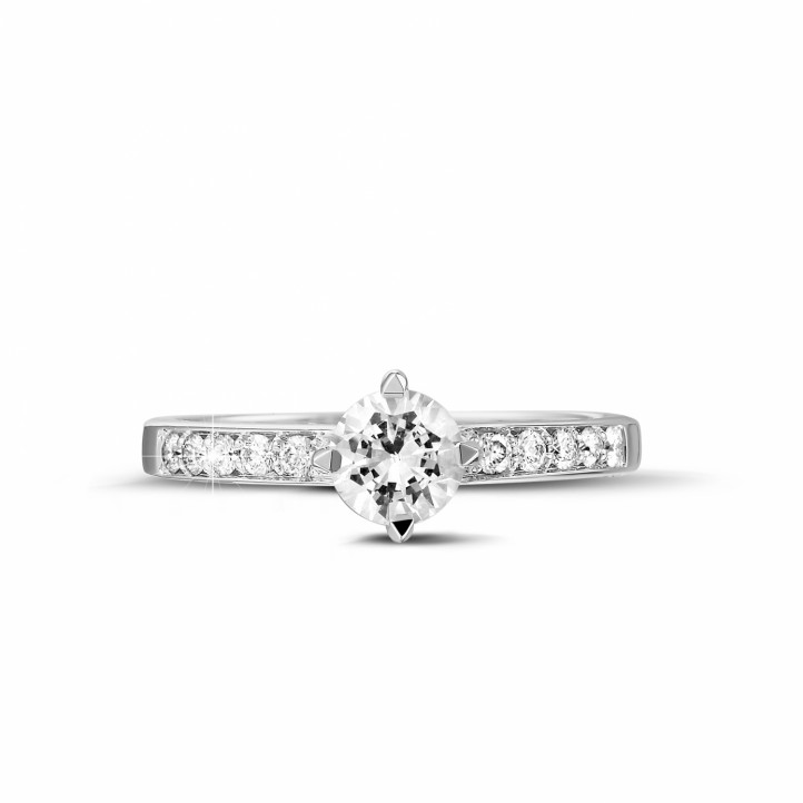 0.50 quilates anillo solitario diamante de oro blanco con diamantes en los lados