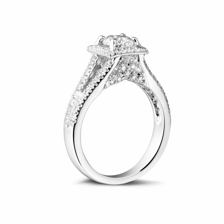 0.70 quilates anillo de oro blanco de diamantes con diamantes en los lados