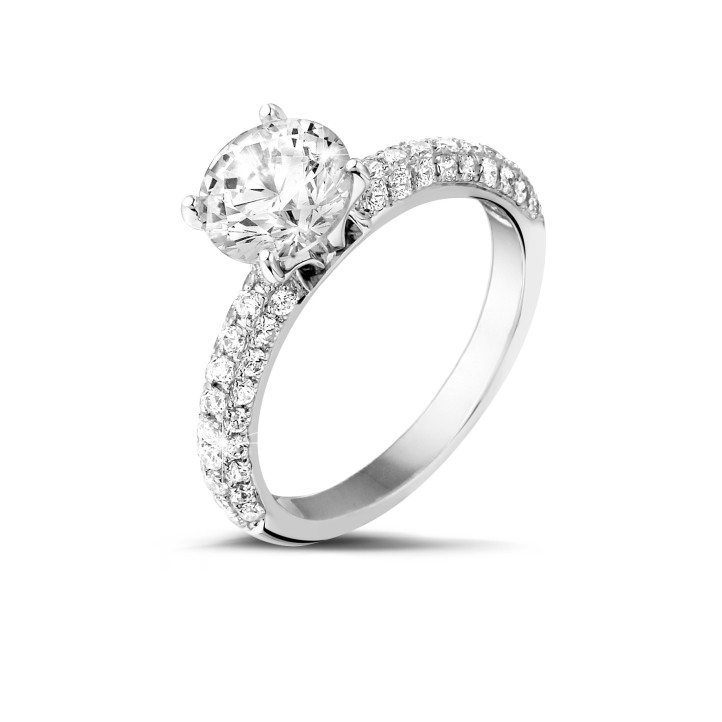 1.50 quilates anillo solitario (media banda) en oro blanco con diamantes en los lados