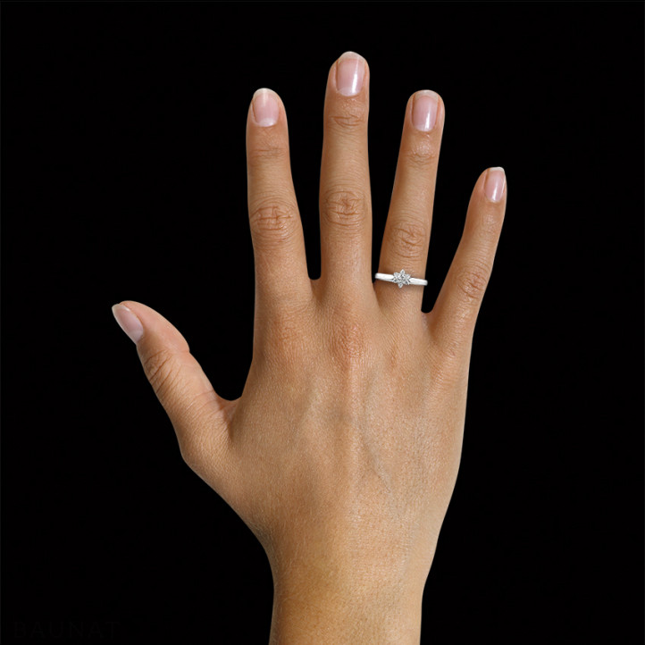 0.15 quilates anillo flor diamante en platino