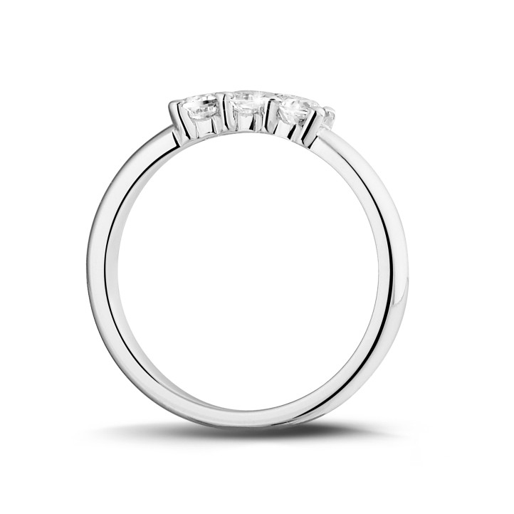 0.35 quilates anillo trilogía en platino con diamantes redondos