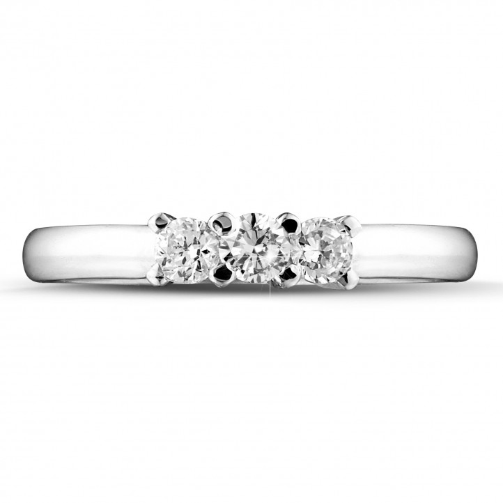 0.50 quilates anillo trilogía en platino con diamantes redondos
