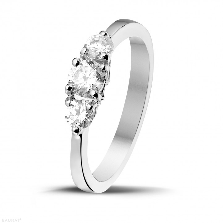 0.67 quilates anillo trilogía en platino con diamantes redondos