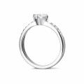 0.50 quilates anillo solitario diamante en platino con diamantes en los lados